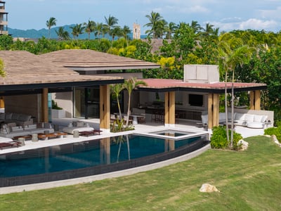 Luxury Villa Photo #6