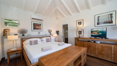 Bedroom 1: On the main level. Air conditioning, king size bed, HD-TV, Apple TV, safe. En-suite bathr