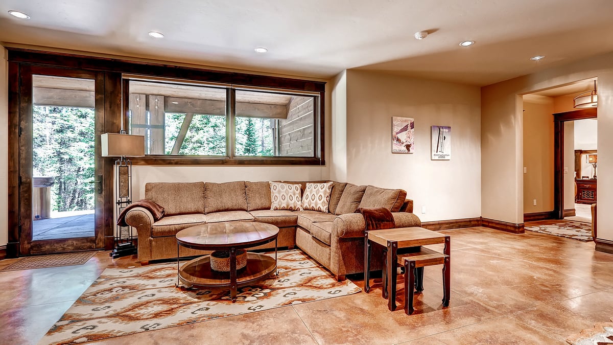 Lower level family room with TV and queen sleeper sofa - Image 21