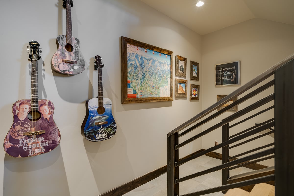 Fun décor in the stairwell - Image 30