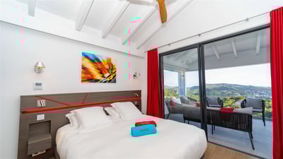 Bedroom 1: On the upper level. King size bed, air conditioning, HD-TV, dressing, safe. Ensuite 