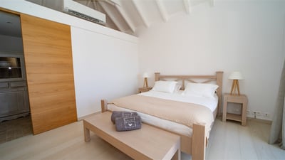 Bedroom 1: Air conditioning, king size bed, HD-TV with Dish Network, programmable safe. Ensuite bath