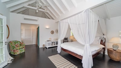 Bedroom 6: King size bed, air conditioning, HD-TV, safe. Ensuite bathroom with a shower and two sink