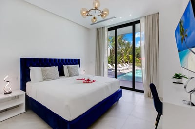 Luxury Villa Photo #35