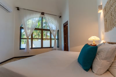 Luxury Villa Photo #32