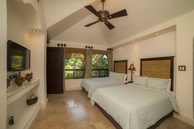 Luxury Villa Photo #39