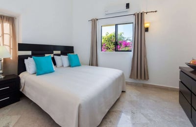 Luxury Villa Photo #15
