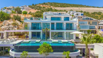 Luxury Villa Photo #3
