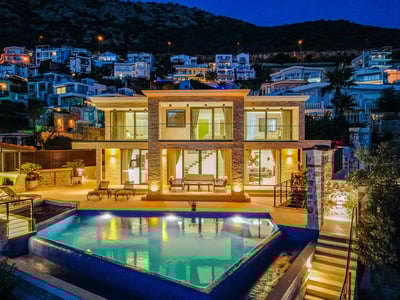 Luxury Villa Photo #3