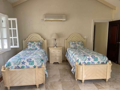 Luxury Villa Photo #23