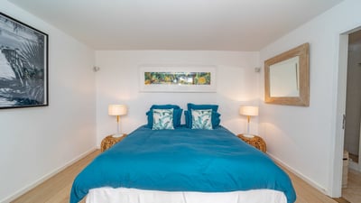 Bedroom 3: King size bed, air conditioning, HD-TV, safe. Ensuite bathroom with a shower and two sink