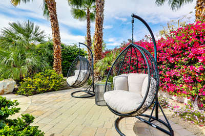 Choose from many poolside loungers! There's more room at the swings or at the kitchen bar or outdoor