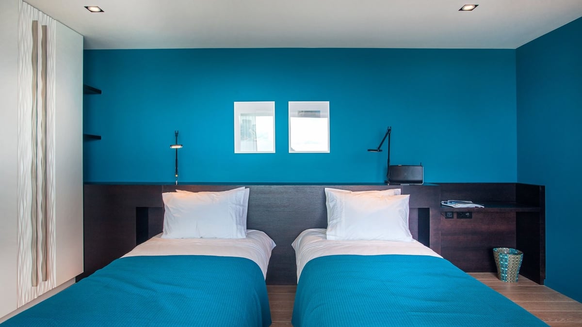Bedroom 4: LOWEST LEVEL: Opulent Blue master bedroom with twin beds (large king size bed u - Image 29