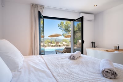 Luxury Villa Photo #16