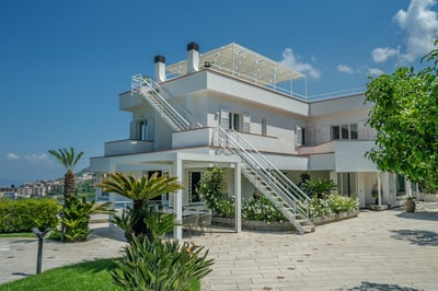 Luxury Villa Photo #2