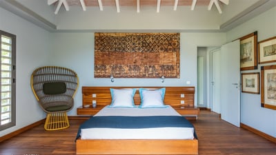 Bedroom 1: On the main level. King size bed, air conditioning, ceiling fan, HD-TV, Apple TV, iP