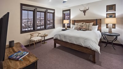 Lower king suite with Valley View