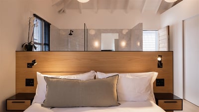 Bedroom 3: King size bed, air conditioning, HD-TV, Apple TV, safe, dressing room. En-suite bathroom,