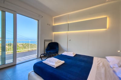 Luxury Villa Photo #30