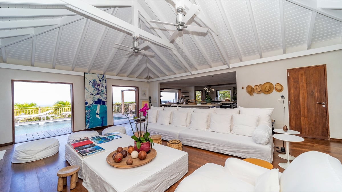 Living Area: Great room with large HD-TV, Dish Network, ceiling fan. Outside lounge on the cove - Image 21