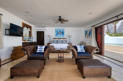 Luxury Villa Photo #25