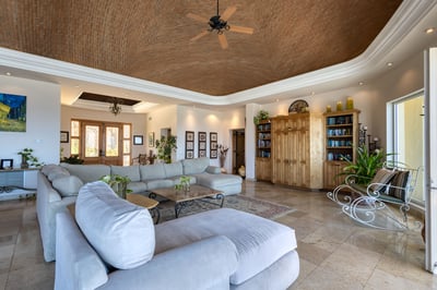 Luxury Villa Photo #23