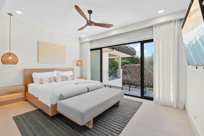 Suite 5: King Bed, AC & TV – Level 2