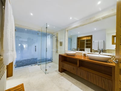 Luxury Villa Photo #35