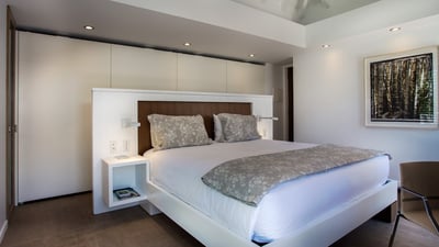 Bedroom 3: On the main level, next to the pool. King size bed, air conditioning, HD-TV, Apple T