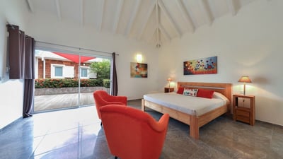 Bedroom 1: King size bed, air conditioning, safe, dressing room, WIFI. Adjoining bathroom with rain 