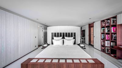 Bedroom 1: Located on the main level, overlooking the ocean. King size bed, air conditioning, retrac