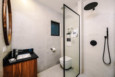 Ground Floor | Suite #7 Private Bathroom