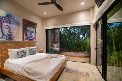 Suite 4 (King Bed)