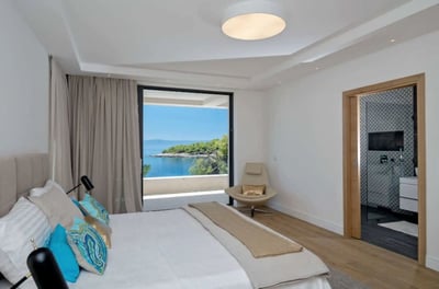 Luxury Villa Photo #16