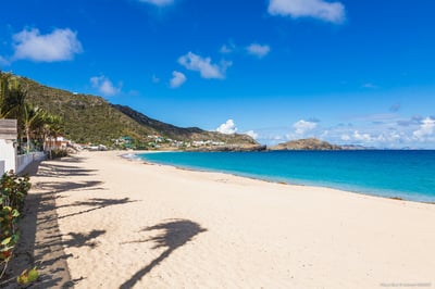 Outdoors: Lush and tropical garden surrounding the villa, direct acess to the beach. 