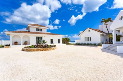 Luxury Villa Photo #3