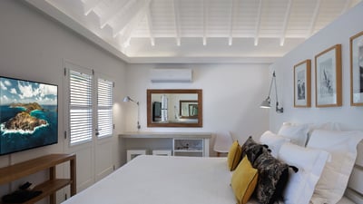 Bedroom 2: Euro King size bed, air conditioning, HD-TV, Apple TV, dressing room, programmable s