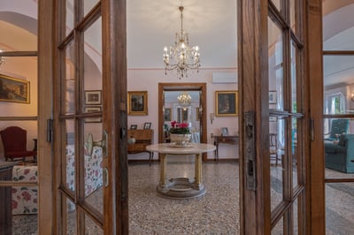 Luxury Villa Photo #12
