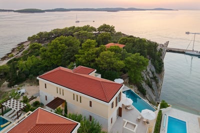 Luxury Villa Photo #6