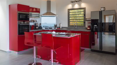 Kitchen & Dining Area: Modern and fully equipped. Air conditioning, electric oven, induction cooker,