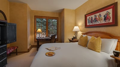 2nd Queen bedroom on main level