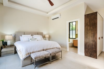 Green Primary Suite 3 (Main House): King Bed