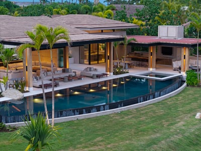 Luxury Villa Photo #3