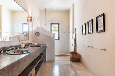 Luxury Villa Photo #35