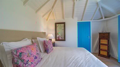 Bedroom 2: Located on a level above the main house. Queen size bed, air conditioning, bathroom locat