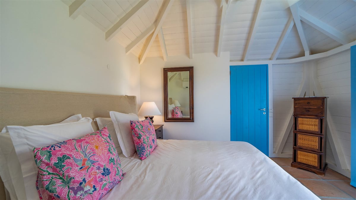 Bedroom 2: Located on a level above the main house. Queen size bed, air conditioning, bathroom locat - Image 33