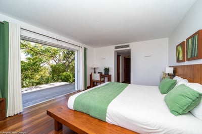 Bedroom 3: Located on the lower level. A king size bed, air conditioning, ceiling fan,&nbs