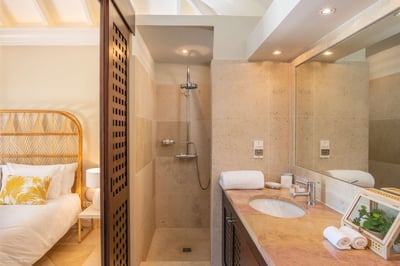 Luxury Villa Photo #32
