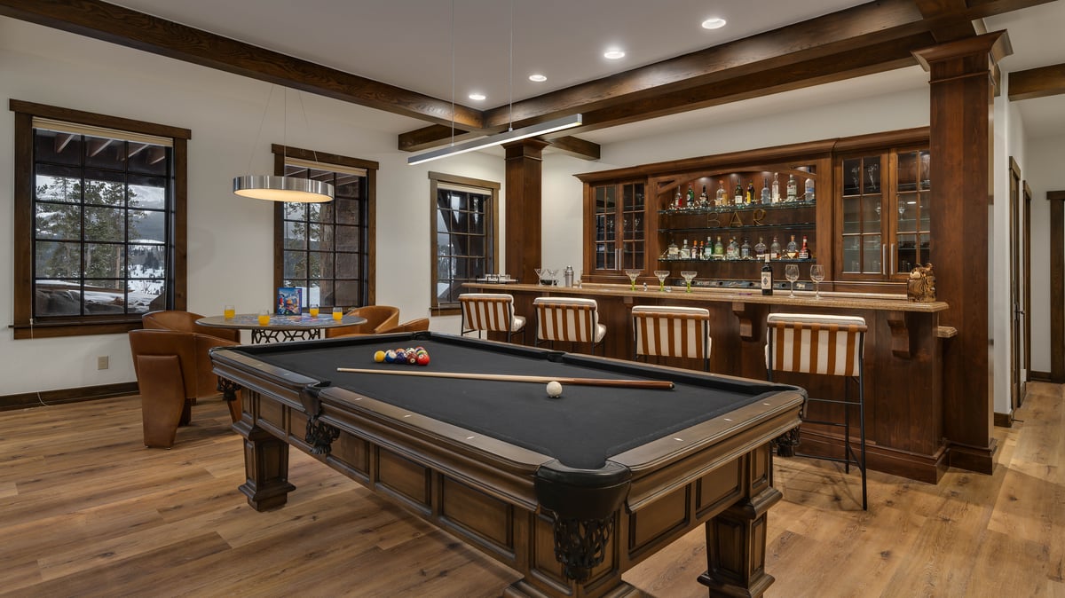 Lower level family room with billiard table and bar - Image 15