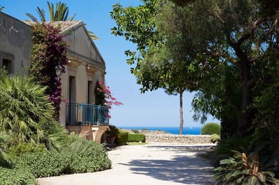 Luxury Villa Photo #6